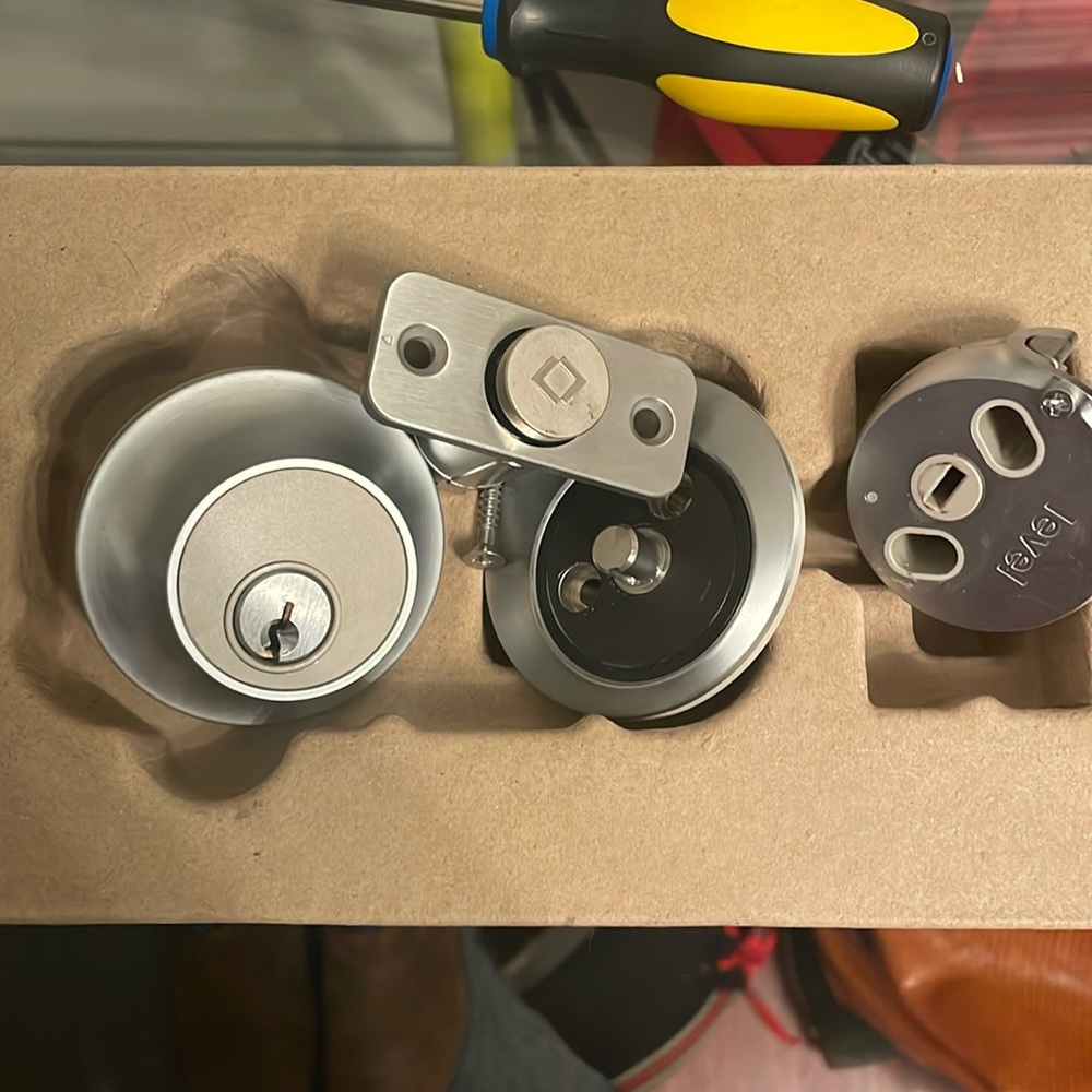 Level smart lock in good working condition. Missing the deadbolt extender.